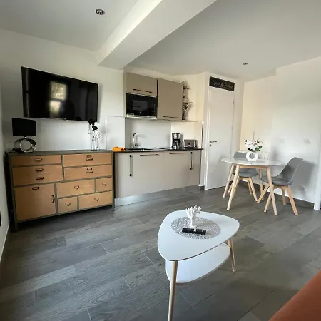 Au Charme Des Marees Апартаменты *